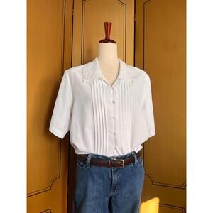 Vintage blouse with pleats and embroideries, size M-L